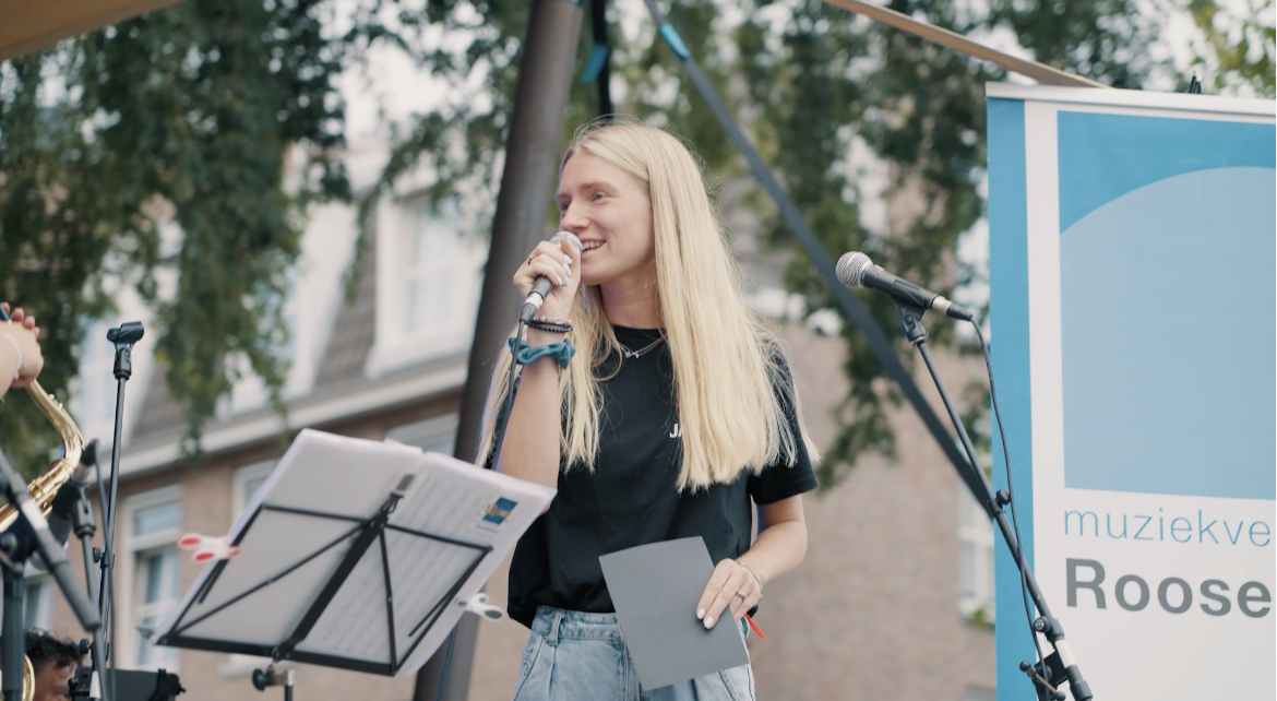 Janneke presenteert tijdens Roospop.